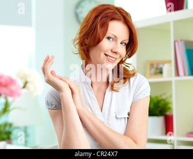 Close-up Portrait einer rothaarigen Frau posiert für die Kamera Stockfoto