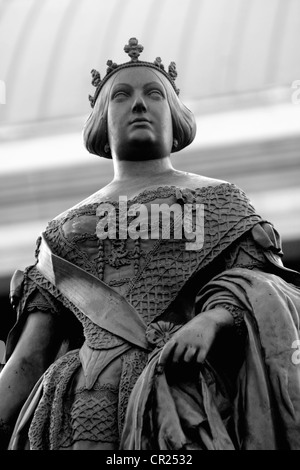 Statue von Königin Isabella II von Spanien (10.) Oktober 1830 – 10. April 1904), liegt auf der Plaza de Isabel II in Madrid, Spanien. Stockfoto