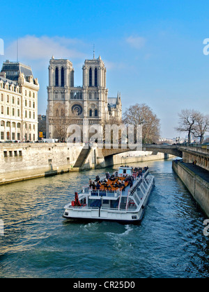 Kathedrale Notre-Dame und Vergnügen cruise Boot auf der Seine Fluss, Paris, Frankreich, Europa Stockfoto