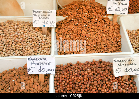 Kunststoff-Boxen mit verschiedenen Nüssen auf einem sizilianischen Marktstand. Die Muttern sind Mandeln, Haselnuss und Pistazie. Stockfoto