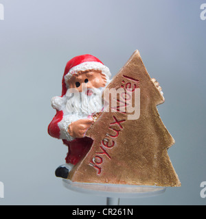Santa Figur, Schriftzug "Joyeux Noel", Weihnachtsdekoration. Stockfoto