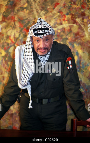 Tunis, Tunesien - April 1991--Palästinenserführer Jassir Arafat in seinem Büro in Tunis. Stockfoto