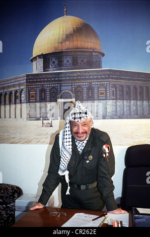 Tunis, Tunesien - April 1991--Palästinenserführer Jassir Arafat in seinem Büro in Tunis. Stockfoto