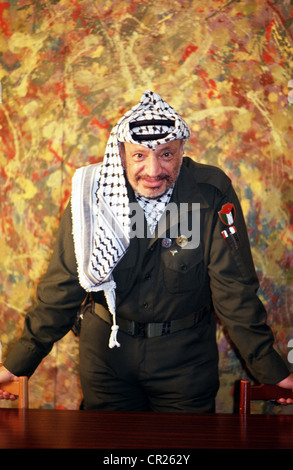 Tunis, Tunesien - April 1991--Palästinenserführer Jassir Arafat in seinem Büro in Tunis. Stockfoto