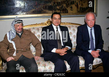 Kairo, Ägypten--oct 1993--Arafat trifft sich mit Rabin mit ägyptischen Präsidenten Mubarak in der Mitte. Stockfoto