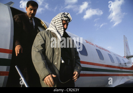 Der palästinensische Präsident Jassir Arafat kommt Kairo an Bord eines algerischen Jet für eine seiner regelmäßigen Besuche mit den ägyptischen Präsidenten Stockfoto