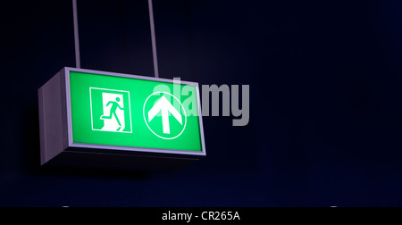 Notausgangsschild in modernen Büros innerhalb einer Industrieanlage Stockfoto