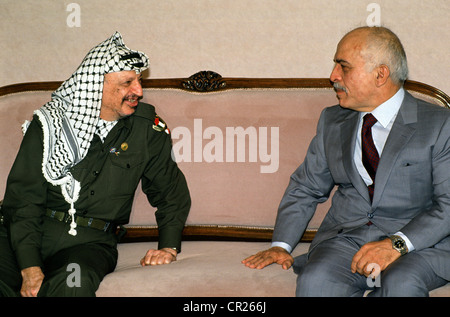 Palästina-Vorsitzender Jassir Arafat in Amman zu Gesprächen mit König Hussein von Jordanien kommt. Stockfoto