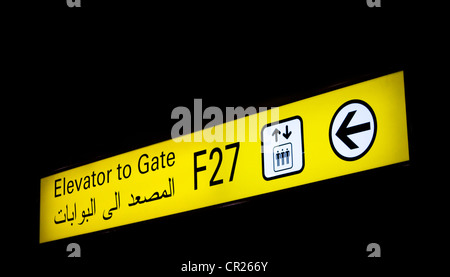 Gate melden Sie sich an einen internationalen Flughafen im Nahen Osten mit arabischen Informationen Stockfoto