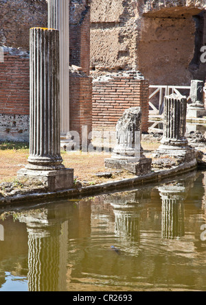 Römische Säulen in Villa Adriana in Tivoli, Italien Stockfoto