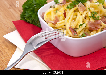 Portion Käse Spätzle mit Besteck (Makro-Ansicht) Stockfoto