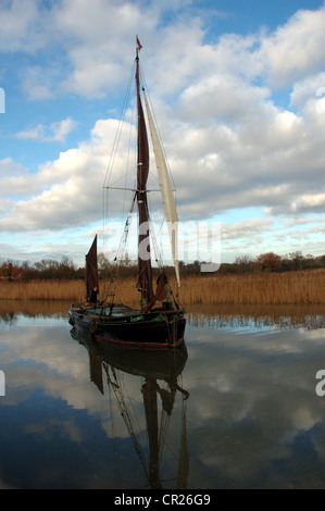 Traditionelles Segelschiff Cygnet auf dem Fluss Alde in Snape Maltings, Suffolk, Großbritannien. Dieses Boot erscheint im Netflix Film 'The Dig'. Stockfoto