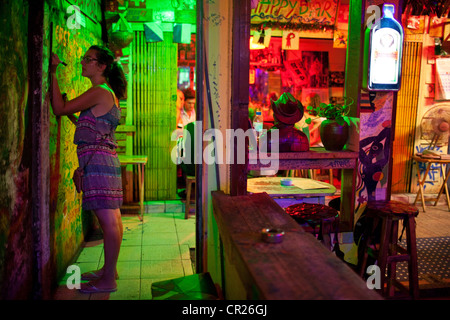 In einer Bar in der Nähe von Khao San Road, Bangkok, Thailand. Stockfoto