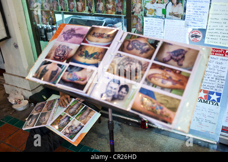 Vor einem Tattoo-Shop in der Nähe von Khao San Road, Bangkok, Thailand. Stockfoto