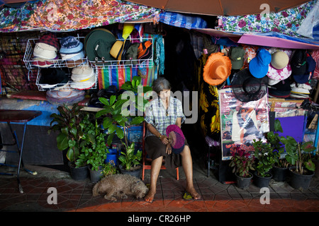 Frau schläft in der Nähe von Khao San Road, Bangkok, Thailand. Stockfoto