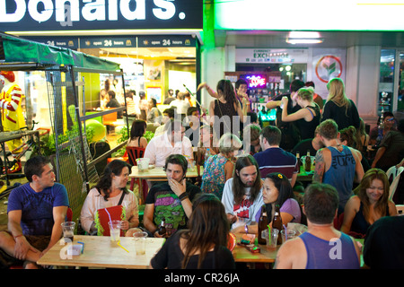 Ausländische Touristen und Backpacker trinken und Speisen Sie abends in eine Bar im Freien auf der Khao San Road, Bangkok, Thailand. Stockfoto