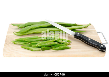 Frische grüne Stangenbohnen auf ein Holzbrett. Studio mit einem weißen Hintergrund gedreht. Stockfoto