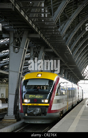 Klasse 642 Siemens hergestellt Diesel mehrere Einheit Pendler Zug am Bahnhof Dresden-Neustadt, Sachsen, Deutschland. Stockfoto