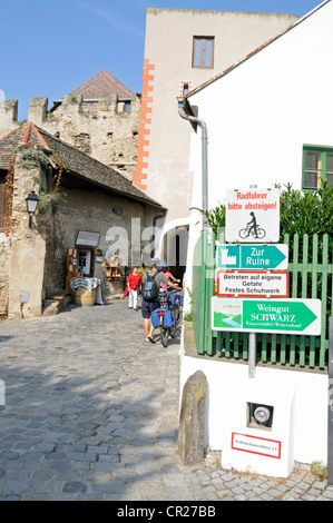 Dürnstein ist eine kleine mittelalterliche Stadt in der Wachau am Donauufer in Niederösterreich. Stockfoto