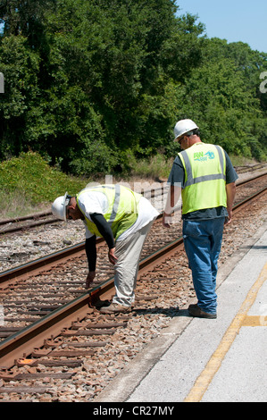 Oberbau Ingenieure prüfen die Eisenbahn zu verfolgen, in der Nähe von DeLand Station Florida USA Stockfoto