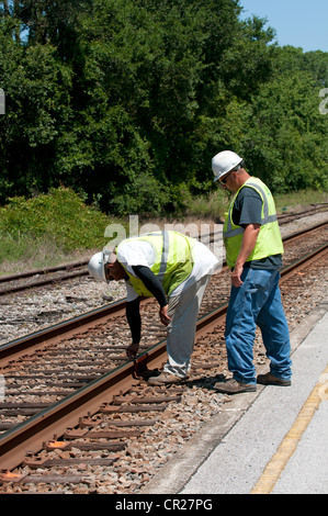 Oberbau Ingenieure prüfen die Eisenbahn zu verfolgen, in der Nähe von DeLand Station Florida USA Stockfoto