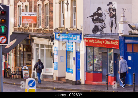 Polizei-Scharfschützen, wie von den Graffitikünstler Banksy in Maudlin Street im Zentrum von Bristol, England seiner Heimatstadt dargestellt Stockfoto