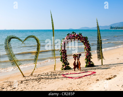 Hochzeit Zeremonie findet an einem tropischen Strand in Thailand Stockfoto