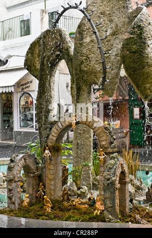 Krippe in einem öffentlichen Brunnen in Forio D'Ischia, auf der Insel Ischia, Neapel, Kampanien, Italien Stockfoto