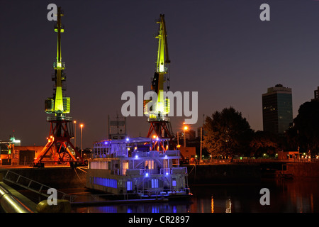 Blick auf den alten Hafen (Puerto Madero) bei Nacht, Buenos Aires, Argentinien Stockfoto