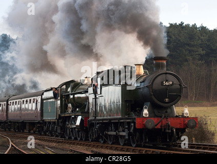 Double Header nähert sich Weybourne Station auf die North Norfolk Railway in East Anglia, Großbritannien.  5619 und 4936 Kinlet Hall Stockfoto