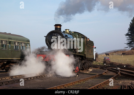 Kinlet Hall 4936 Lokomotive nähert sich Weybourne Station auf die North Norfolk Railway in East Anglia, Großbritannien. März 2012 Stockfoto