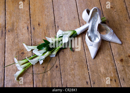 Hochzeitsschuhe und Calla Lilien Stockfoto