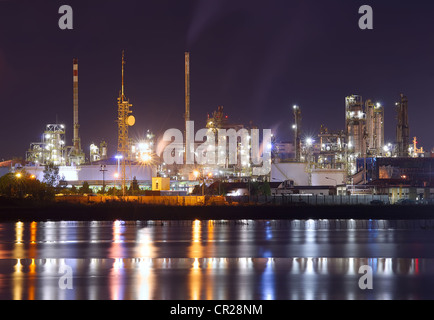 Nachtaufnahme von petrochemischen Anlage mit Wasserreflexion Stockfoto