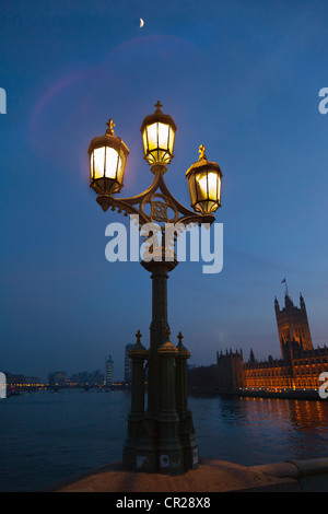 Laterne auf Westminster Bridge, Dämmerung Stockfoto