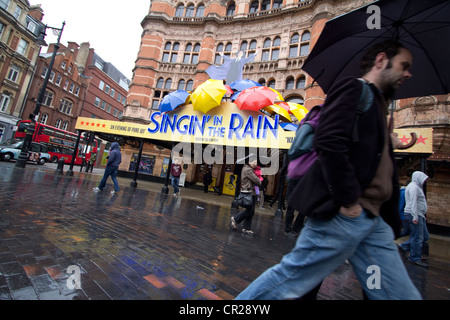 Singin im Regen singen im Regen Palace Theatre London, in britische Regenwetter Stockfoto