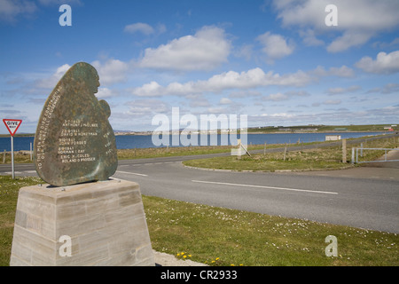 Orkney-Inseln Festland UK Ostansicht über Holm mit Gedenkstein für Männer, die starb, Bau von Churchill Causeway Stockfoto