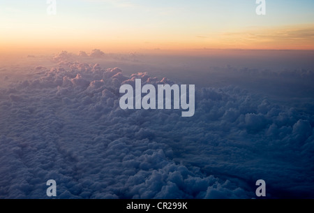 Wolken bei Sonnenuntergang über Galloway, von Belfast - Newcastle Flug. Stockfoto