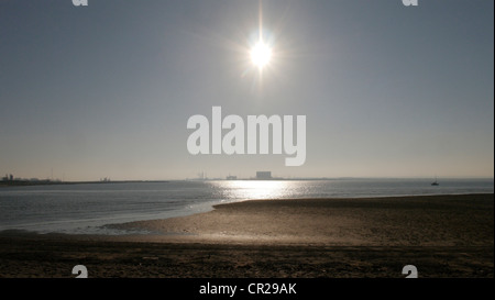 Sonne über der Mündung des Flusses Tees, Hartlepool Kernkraftwerk im Center. Stockfoto