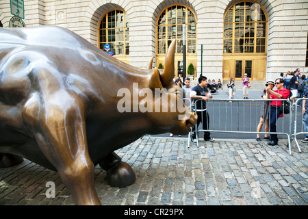 Bull, die manchmal als die Wall Street Bull oder Bowling Green Bull bezeichnet wird, das Aufladen ist ein 3200 Kilogramm (7100 lb) Stockfoto