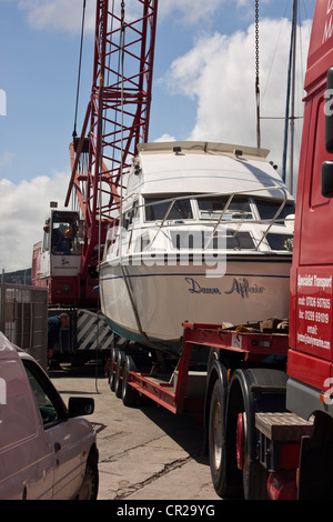 Motoryacht (Dawn Affair) werden vom LKW in die Marine in Torquay, Devon, UK abgeladen. Stockfoto