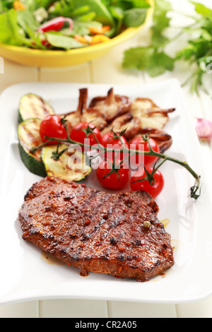 Rindersteak mit gegrilltem Gemüse und Pilzen Stockfoto