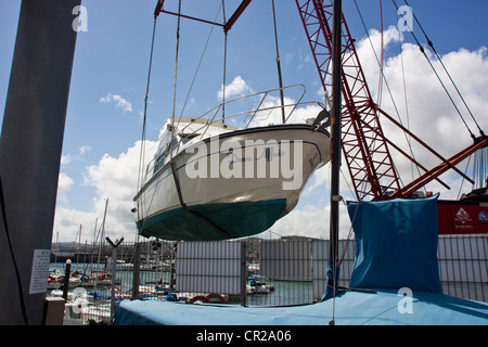 Motoryacht (Dawn Affair) werden vom LKW in die Marine in Torquay, Devon, UK abgeladen. Stockfoto