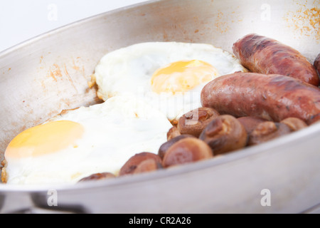 Eiern Champignons und Würstchen in einer Pfanne erhitzen Stockfoto