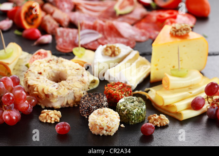 Antipasti Teller mit Salami und Käse catering Stockfoto