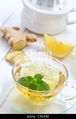 Ingwertee mit Holunderblüten und Minze Stockfoto