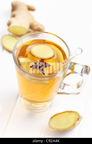 Erfrischende Ginger Ale-Limonade mit Anis Stockfoto