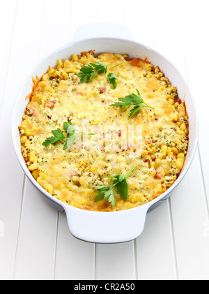 Auflauf mit Nudeln und griechischen Käse mit Kräutern Stockfoto