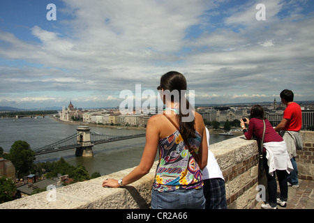 Blick auf die Donau in Budapest, Ungarn vom Königspalast entfernt mit dem ungarischen Parlamentsgebäude und die Kettenbrücke im Hintergrund Stockfoto