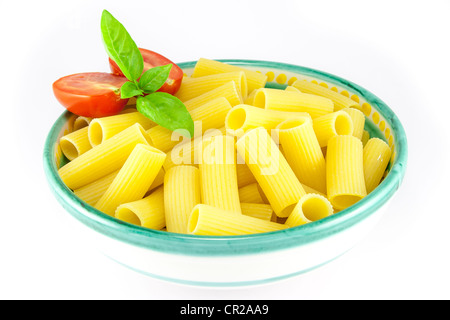 Schüssel voller Rigatoni Nudeln mit Tomaten und Basilikum Stockfoto