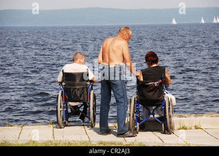 Behinderte Menschen im Rollstuhl am Ufer des Onegasees in Petrosawodsk während der Feier der Stadt Petrosawodsk, Stockfoto